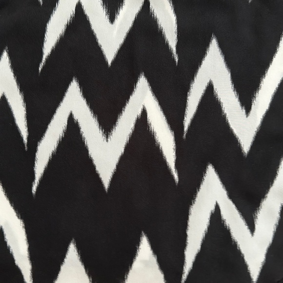 EUC H&M Black and White Patterned Tank - Picture 3 of 3